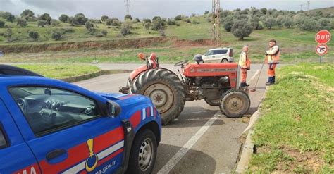 İzmir Ödemişte traktörle otomobil çarpıştı 5 kişi yaralandı
